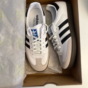 Adidas Samba OG Cloud White / Core Black
Big Kids Size 6.5 /Woman's Size 8